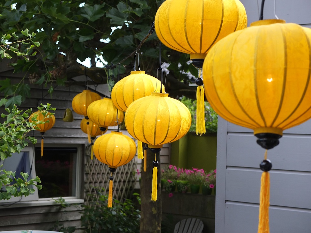De sfeer van een lampion handgemaakte gele lampionne tuin