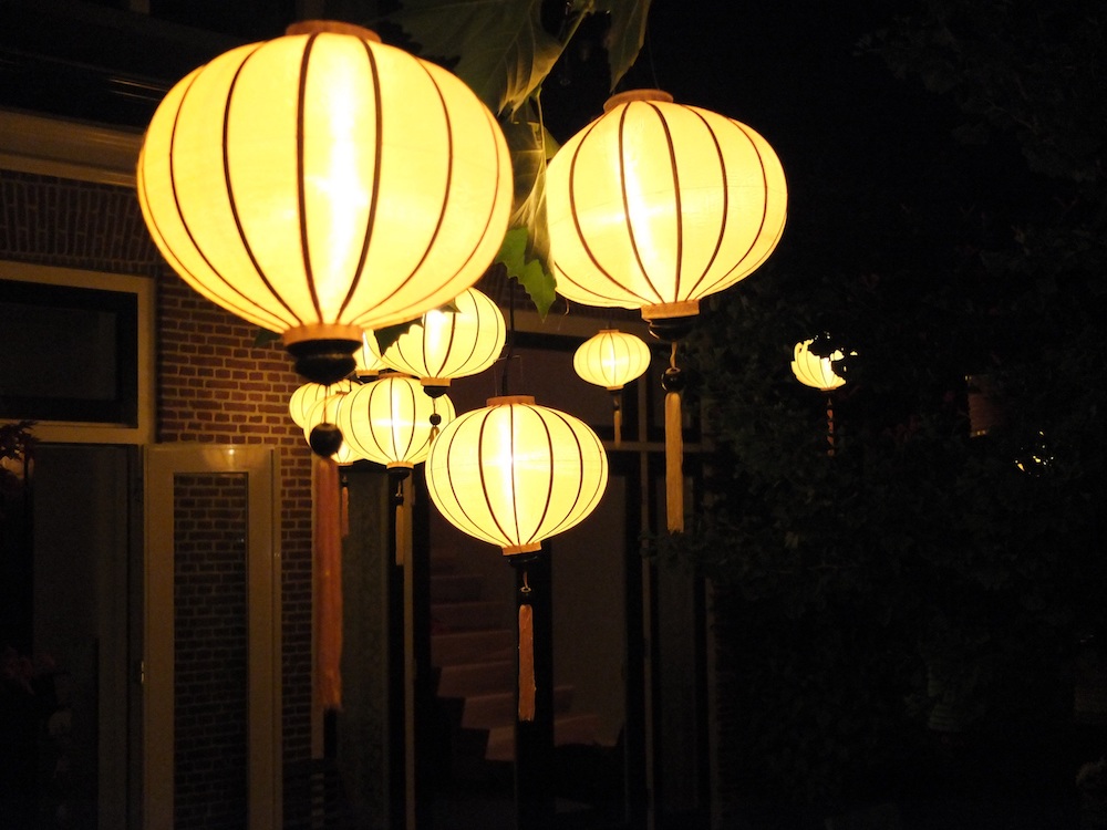 De sfeer van een lampion handgemaakte gele lampionnen