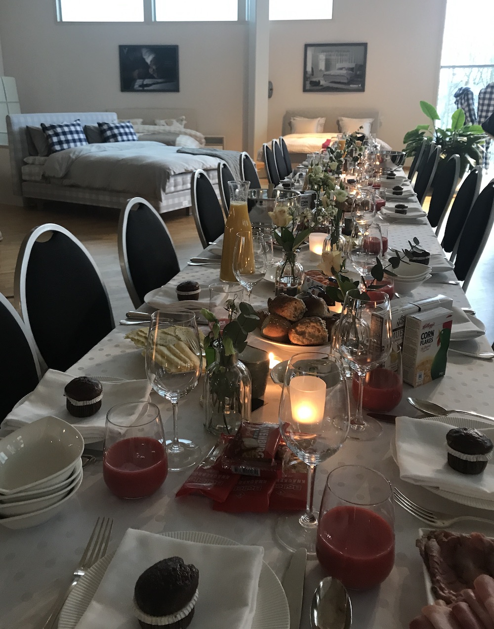 Styling ID Blog Heerlijk wegdromen op een bed van Hastens ontbijttafel by Ron Blaauw