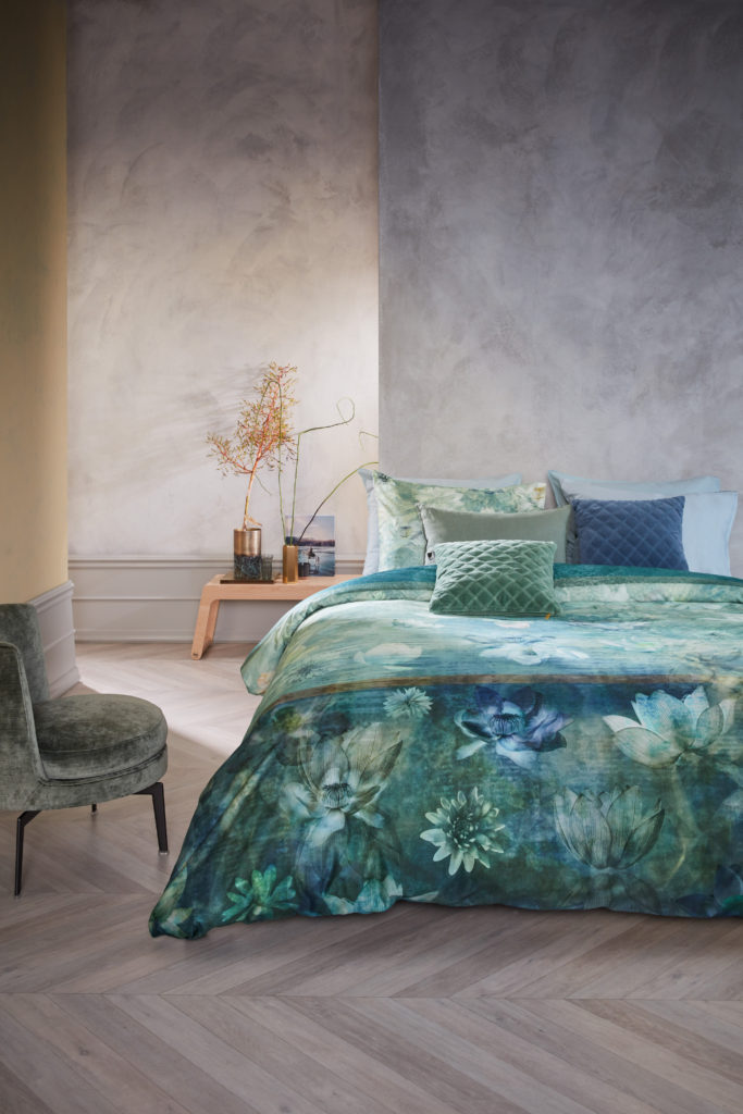 Styling ID Tips en Trends Luxueus bedlinnen van Kardol Nymph_Blue-Green-20_Mood-683x1024