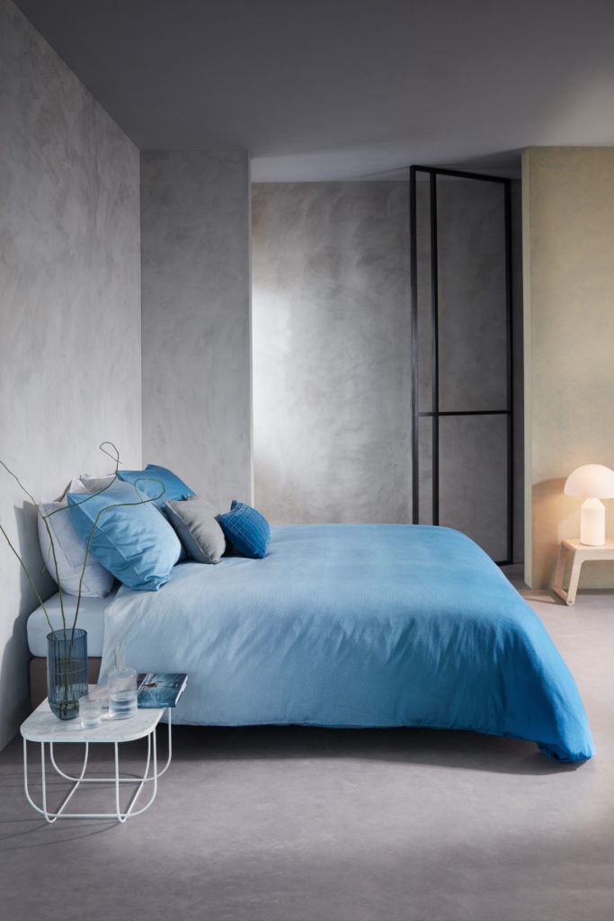 Styling ID Tips en Trends Luxueus bedlinnen van Kardol Phenomena_Blue-20_Mood-683x1024.jpg