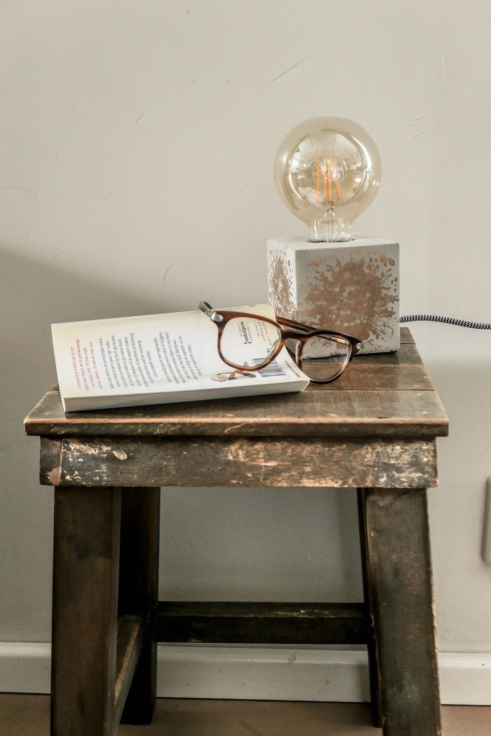 Styling ID Tips en Trends Boost je interieur met nieuwe woonaccessoires Bloklamp beton Housevitamin - noussconceptstore.com