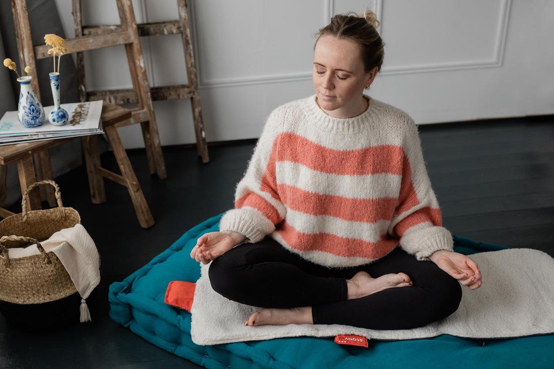 Stoov-Wellbeing---Big-Hug-Woolly-White-Yoga_-4- Stoov-Wellbeing---Big-Hug-Woolly-White-Yoga_-4-